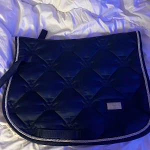 Schabrak  - Schabrak i st ponny använd några få gånger men trvättas innan man köper 