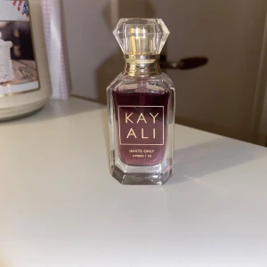Kayali parfym - Kayali amber 10 ml endast sprejat engång men lite för kryddig för min smak. Nypris 379 