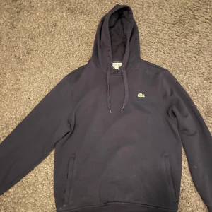 Lacoste hoodie Blå - Lacoste hoodie i färgen blå. Storlek L. Pris kan diskuteras:)