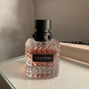 Born in Roma valentino - Köpt om förra gången så en uttjatad doft för mig o drf jag säljer, är en 50ml flaska men lite är använt sås skulle säga att det är cirka 45 ml i den just nu!😋
