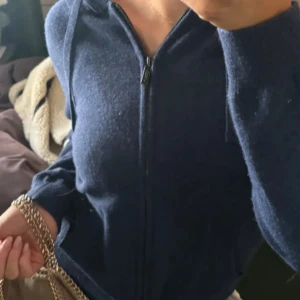 Kashmir blend tröja - Jätte fin marin blå stickad zipp upp hoodie. Det är Kashmir blend med Lana-Wool. Jätte bra skick och knappt nopprig. Storlek xs/s❤️skriv för mer frågor(inte mina bilder men samma tröja)