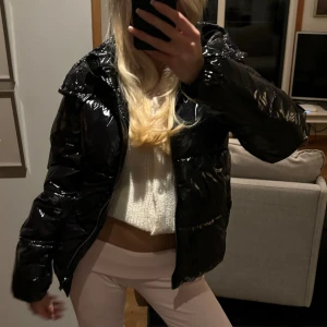 As snygg jacka  - Super snygg och trendig jacka från Nelly!! vet att det har varit väldigt hög efterfrågan på just denna, i bra skick utan defekter ❣️ hör av er vid frågor!! Sitter mer som en xs/s. Nypris: 800kr