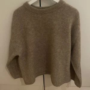 Mohair Tröja Hm  - Väldigt fin brun stickad tröja från HM, använd men i väldigt bra skick. Nopprar sig inte alls lika mycket som de nya gör, nypris 699