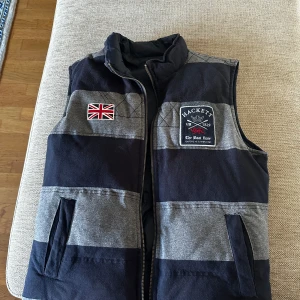 Hackett Väst 2 sidig - Väst som är i riktigt bra skick! Köpte denna för 3700kr hos Jaber i Uppsala! Dubbelsidig väst som är riktigt stilren samt bekväm!