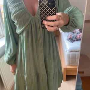 Turkos klänning  - Slutsåld turkos klänning från hm, med volanger och ribbat mönster. Storlek m men passar även s! Nyskick💕