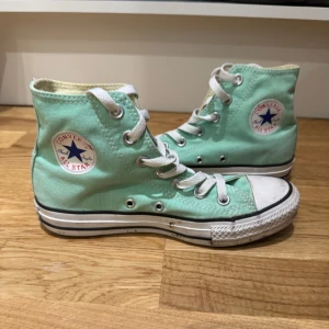 Nya Converse Allstar - Helt nya Converse high top. Köpt för 750 kr (Nypris). Testat använda dom men storleken var för liten. Så sulorna är smutsiga men inte slitna. Väldigt fin mintgrön färg. Storlek 36. För frågor eller fler bilder skicka iväg ett meddelande