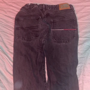 Tommy hilfiger - Likadana jeans som förra utan dessa har hål i knät, lite mer använda därav priset 