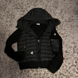 Moncler Cardigan  - Nu är de dags o sälja sin moncler cardigan då den har blivit för liten, och passar perfekt till dig som har storlek S, köptes i våras men är som gott som ny utan några skavanker 9/10 skick. Vid frågor skriv i Dm. 