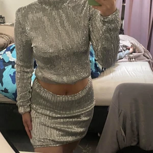 paljett nyårsset❤️🥂 - Säljer en superfin glittrig silver set som verkligen fångar ögat! Den är kort och har långa ärmar, perfekt för en festkväll. Setet är i ett stretchigt material som sitter bekvämt och ger en snygg passform. Perfekt för nyår eller andra festlig🥂❤️‍🔥