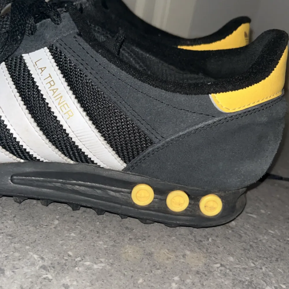 Säljer nu dessa riktigt feta adidas L.A Trainers pga dom inte används, dom är i 8/10 i skick dom har en slitning längst fram i skon syns på bild 2 men inget mer än så, det är ett par riktigt feta skor och passar till allt med en skön svart gul färg👊💯. Skor.