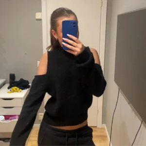 Snygg stickad - Jätte snygg stickad tröja med cutouts 