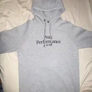 Mysig hoodie från peak performance! Lite liten i storleken