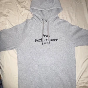 Hoodie från peak performance  - Mysig hoodie från peak performance! Lite liten i storleken
