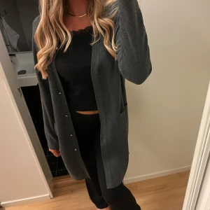 Grå kofta  - Helt ny grå kofta i storlek L med lapp på. Koftan är lite tyngre och i ett tjockare material. Säljer då den aldrig kommit till användning🤍🤍