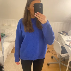 Tjocktröja mörkblå  - En blå stickad varm tröja, perfekt nu till hösten och vintern. 
