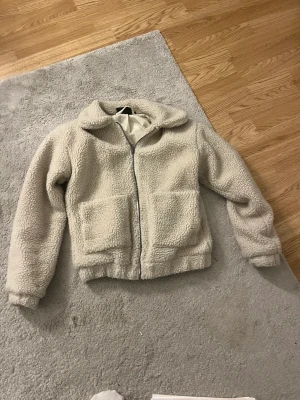 Teddy jacka - Perfekt jacka inför hösten💘Säljer för att den börjar bli för liten för mi inga skador osv😊