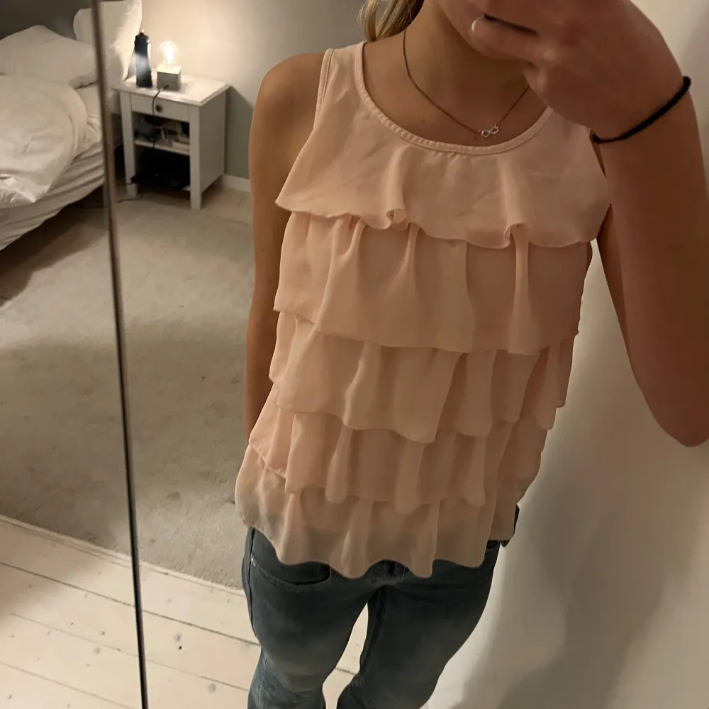 Den är från H&M i storlek 170, typ xs/s. Blusen är i mycket bra skick💗💗. Puserot.
