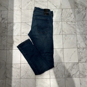 Replay Anbass jeans  - Hej, säljer nu ett par feta Replay Anbass jeans i storlek 31/34 samt färg mörkblå. Skick 8/10 smått tecken på användning samt ett litet märke vid skrevet/bakdelen av jeansen. Kom dm för fler bilder/frågor osv!👍