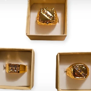 chunky guld ringar - Köpte dessa 3x på vinted men passade tyvärr inte mig i storleken. 17.7mm i diametern, passade tyvärr inte mig i färgen heller då den är väldigt gul guld i färg. 🤣😝 