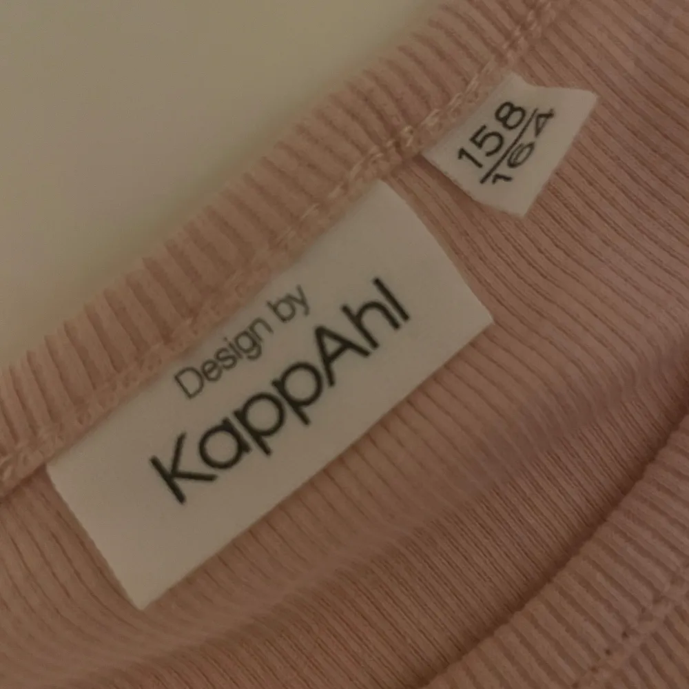 Säljer en rosa tröja från Kappahl i storlek 158-164. Materialet är stretchiga så den känns inte liten💖💖. T-shirts.