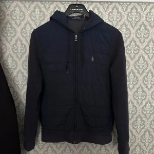 Ralph lauren cardigan - Väldigt eftertraktad polo ralph lauren cardigan i bra skick, bara att skriva vid frågor🙌🏻🙌🏻