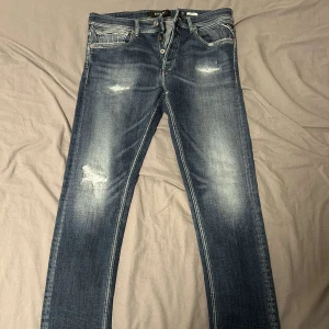 Replay jeans - Jätte snygga Replay jeans i storlek 30 32 perfekt för dig som är från 170-175. Säljer då de sitter lite väl tajt på mig. (Sitter som anbass). Nypris 1500 mitt pris 750‼️
