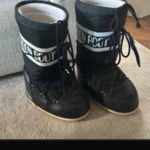 Moon Boots - Moon Bots – Som Ny, Alla Storlekar Till Salu Säljer mina Moon Bots som är i princip som nya, knappt använda. Finns i alla storlekar och fungerar perfekt! Kan eventuellt gå ner i pris vid snabb affär. Skick: Som Ny Storlekar: Alla storlekar finns tillgängliga Kan diskuteras vid snabb affär Tveka inte att höra av dig om du har några frågor eller vill ha fler bilder!