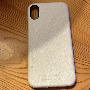 Vit mobilskal från Holdit - Vitt skal från holdit i ett annorlunda men fint mönster! Har några defekter så om det behövs så kan jag sänka priset!💗