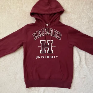 Vinröd hoodie - Vinröd hoodie med tryck, justerbar huva. Strl XS, knappt använt, jätte fint skick.