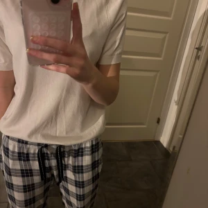 Vit kortärmad topp - Säljer en enkel och stilren vit topp med korta ärmar. Perfekt för en avslappnad look. Toppen har en rund halsringning och är gjord i ett lite tjockare mjukt material. (Ett litet hål på baksidan men annars nästan oanvänd. Lätt att sy igen de lilla hålet)💗