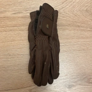 Ridhandskar  - Bruna Ridhandskar från roeckl i använt skick, slitna men funkar bra! Stl 7