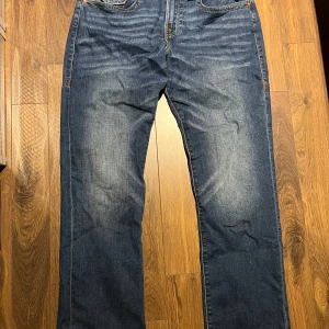 True Religion Jeans - True Religiom Jeans i utmärkt skick, använda 1-2 gånger, är i relaxed straight passform men grym tvätt. DM vid fler frågor/bilder👊🏼