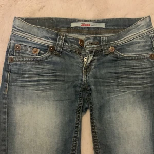 Blå jeans från Only - Snygga blå jeans från Only med en klassisk femficksdesign. De har en dragkedja och knapp framtill samt dekorativa sömmar på bakfickorna. Dock lite slitna längst ner