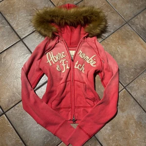 Abercrombie&Fitch fur zip up - Jag säljer denna hoodie med dragkedja från märket Abercrombie & Fitch i storlek L men passar en S/M. Blekningen är en del av designen. Skriv till mig för mått eller andra detaljer❤️