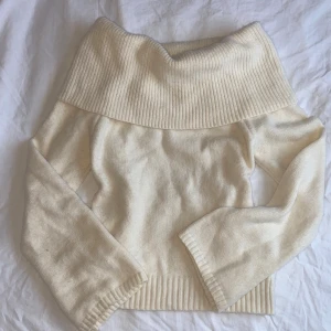 Off shoulder tröja  - Krämvit off shoulder tröja från Shein💕Storlek 36/S💕Färgen är mest som sista bilden!