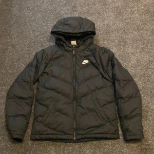 Nike jacka - Säljer en svart pufferjacka från Nike. Jätte bra skick, nästan som ny. Öppen för frågor. Pris kan diskuteras.