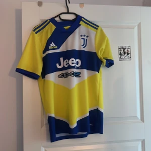 Juventus tredje ställ  - Juventus tredje ställ, Storleken är 176 och sitter som en Small. Självklart är den äkta men säljer den billigt eftersom det inte använts så mycket. Därav är skicket helt nytt. Pris kan diskuteras vid snabb affär