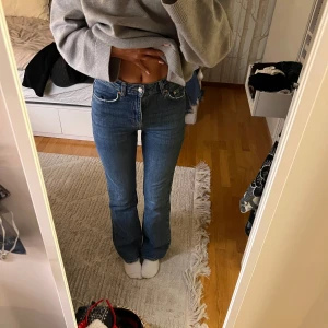 Blå bootcut jeans - Snygga blå bootcut jeans med klassisk femficksdesign. De har en hög midja och en bekväm passform som sitter snyggt över höfterna. Perfekta för en avslappnad stil. Ginas classic boot