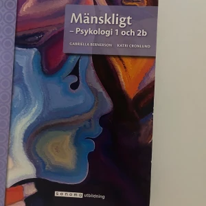 Mänskligt - Psykologi 1 och 2b - Lärobok i psykologi av Gabriella Bernerson och Katri Cronlund. Omslaget har ett abstrakt konstverk i blå, lila och orange toner. Perfekt för studier i psykologi på gymnasienivå.
