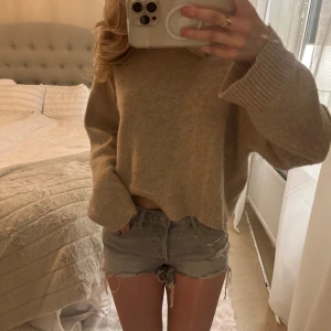 Grå jeansshorts med slitningar - Ett par gråa jeansshorts med slitningar och hål, passar perfekt till sommaren, inte för korta där bak