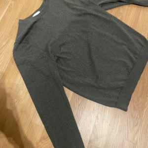 Grå tröja från Bläck - Säljer en stilren grå tröja från Bläck i storlek M. Hör av er om ni har frågor och pris kan diskuteras.