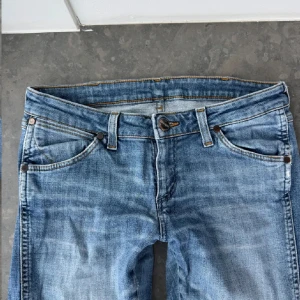 Lågmidjade jeans  - Lågmidjade blå jeans från wrangler, köpta på Plick. Skriv vid frågor! 