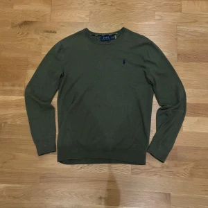 Stickad tröja Ralph Lauren - Tjena, säljer nu min gröna stickade tröja från Ralph Lauren. Priset är inte i hugget i sten och kan diskuteras! Skriv gärna om ni har några funderingar💭🤩