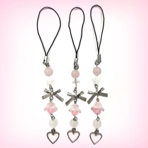 Rosa phonecharms **..** - Alla hjärtans dag är snart, och solklart så måste man köpa något till någon nära. Så här är ett billigt men jättegulligt present till dig själv om du är singel(som mig😅), eller till någon annan! Har ca 20 st av dem just nu. 100% handgjorda av mig! Swish och köp nu funkar, men kontakta först ! Priset är styck<3