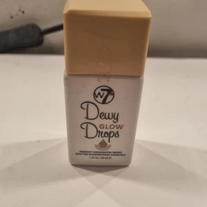 Drunk elephant liknande highlighter - Säljer min oanvända w7 highlighter. Har bara testat en gång när jag fick den, alltså typ nytt skick. Köpt för ca 60kr på Lyko, men jag säljer den för 35.💕