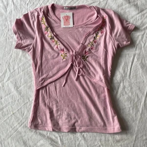 Söt topp - Ny med lapp kvar! Storlek står som xl men det stämmer inte, skulle säga att den är en m💗