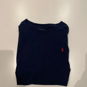 T-shirt Ralph Lauren - Tjena, säljer nu min marinblå t-shirt från Ralph Lauren. Skriv gärna om ni har några funderingar🤩💭