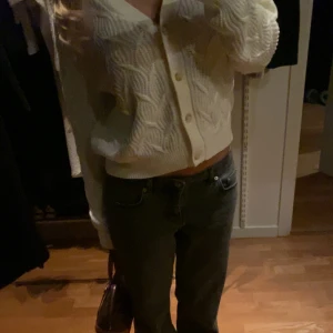 Vit kofta med knappar - Vit stickad kofta med knappar framtill SOAKED❤️‍🔥 Köpte i storlek L för ville ha den lite större, är s/xs och den sitter perfekt overzised