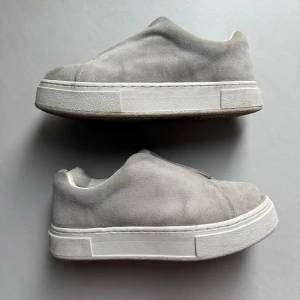 Grå eytys - Doja sneakers från eytys, sparsamt använda men har smả slitningar vid hälen som knappt syns när man har pả sig de! Nypris 2000kr