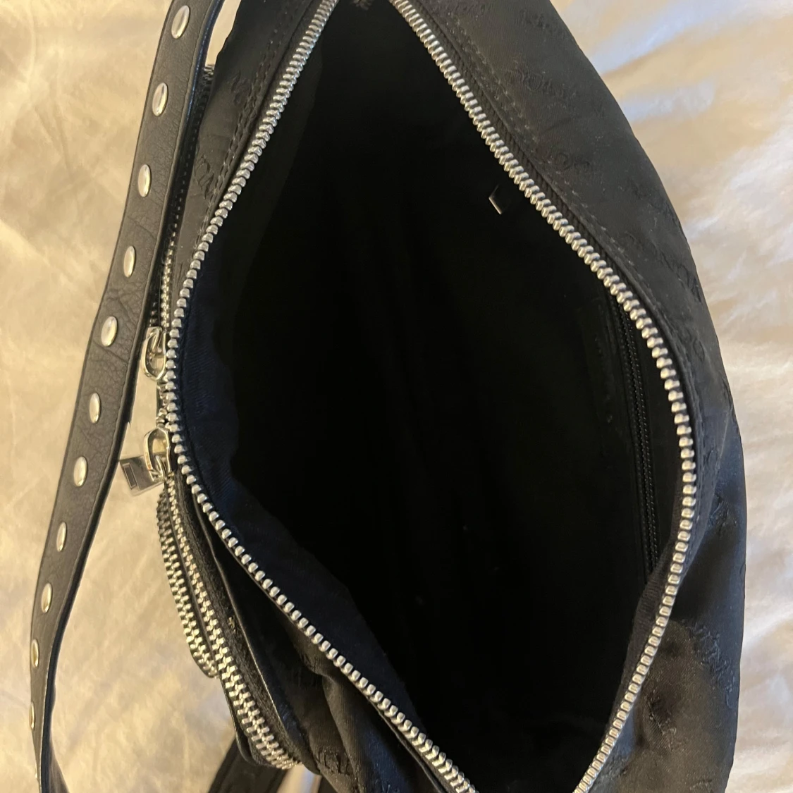 Svart axelväska med nitar nunoo  - 3